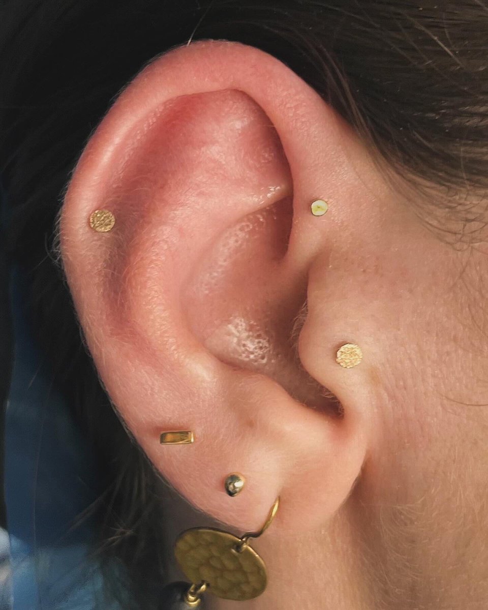 shes_a_ri0t's tweet photo. Forward helix I didnwith a yellow gold disk yesterday ✨🖤 #piercings #piercer #bodypiercer #forwardhelix https://t.co/ZaD8mzyUQS