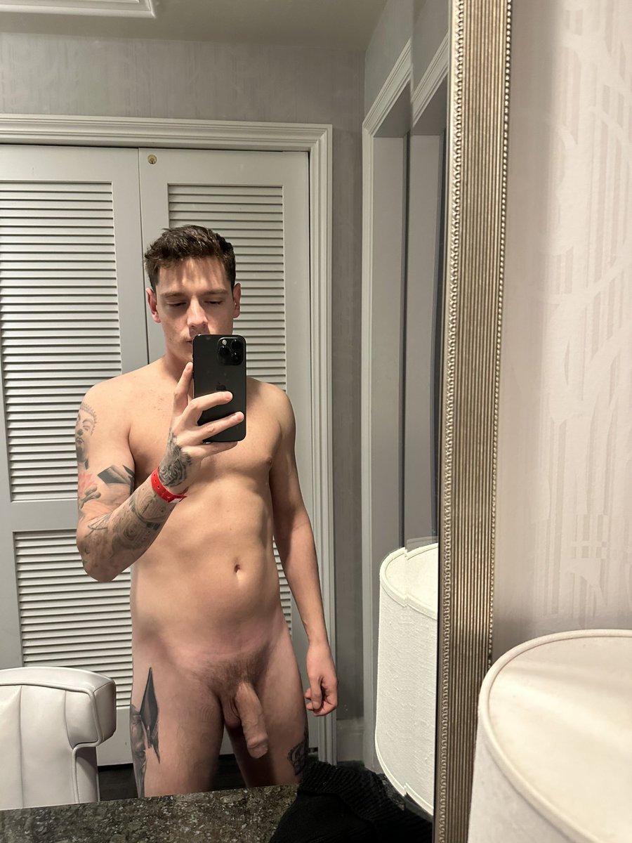 Get on your knees and suck my cock!! 😈

onlyfans.com/angel_mike