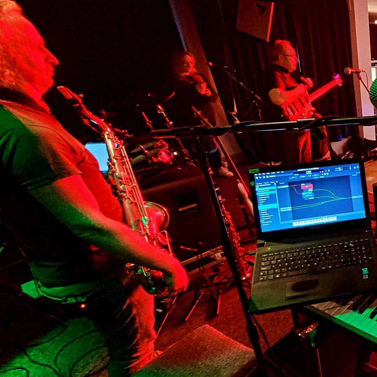 mattgirling's tweet photo. Sell-out @42never show in Shanklin IOW on Saturday. @nordkeyboards Electro for Rhodes etc, @studiologic_mus Numa for controlling @CantabileApp with more VSTs than you can slap your bass at...

...and a Microsoft Surface Pro running @msonenote for charts, lyrics and dots! https://t.co/grtgbJjThV
