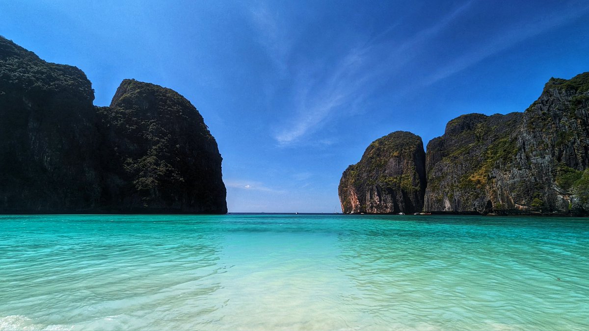 ramnaga94's tweet image. Maya Bay!
Worth all the hype !
This was taken with the phone inside a waterproof pouch ! 
#pixelmagic indeed
#TeamPixel @madebygoogle @GooglePixel_US #Thailand #Phuket