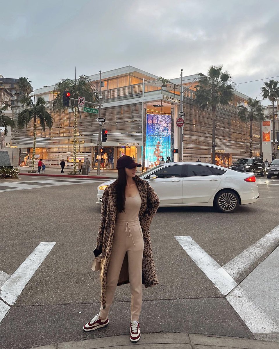 Heejim002's tweet image. #회사 쉬는 날 쇼핑하러 간 패션디자인💖