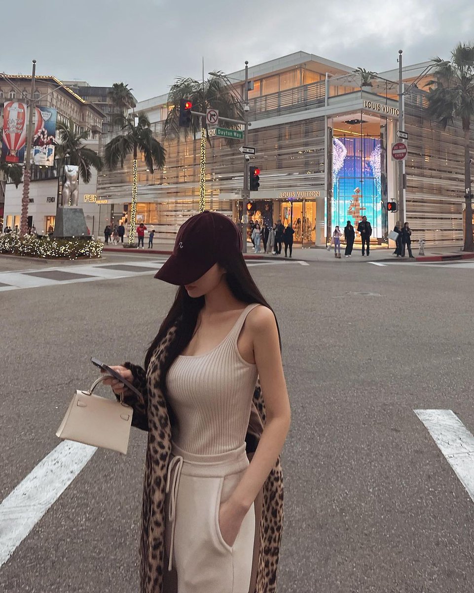 Heejim002's tweet image. #회사 쉬는 날 쇼핑하러 간 패션디자인💖