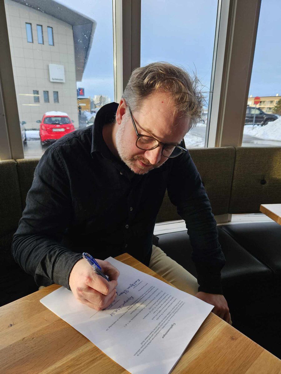 emilhpetersen's tweet photo. Þetta gæti ekki verið betra. Útgáfusamningur undirritaður. Handan Hulunnar: Skuld, lokabókin í fantasíunni um mæðgurnar Bergrúnu og Brá, kemur út á prenti hjá Króníku og sem hljóðbók hjá Storytel. Áætlaður útgáfudagur í seinni hluta maí. https://t.co/WTHCcANxTF