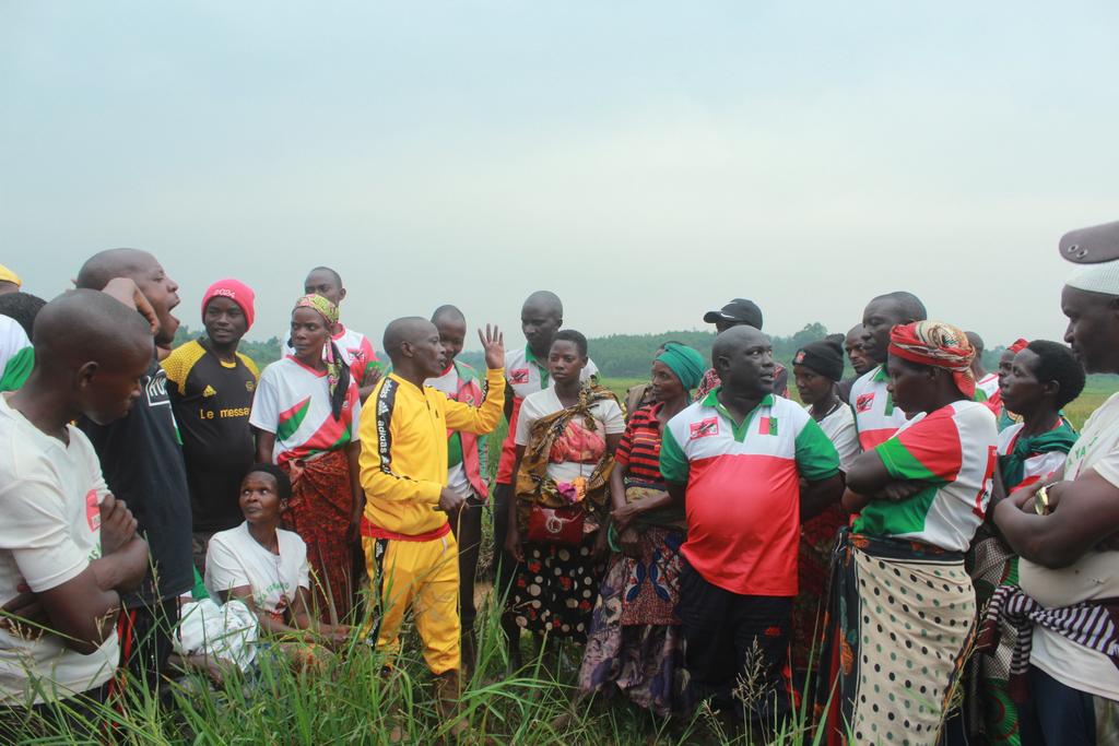 CnddFddButanyer's tweet photo. 29/01/2024 Mu ntumbero yo gutera intege urwaruka ruri ku kivi Umunyamabanga ajejwe imbonerakure n'abakenyererarugamba muri #Butanyerera yifatanije na #Ajadebu ku mutumba Gatare zone #Remera Komine #Tangara mu bikorwa vyo kwimbura umuceri mu mwonga Nyakijima.
@cnddfdd
@R_Ndikuriyo https://t.co/Ffu6iSisDn