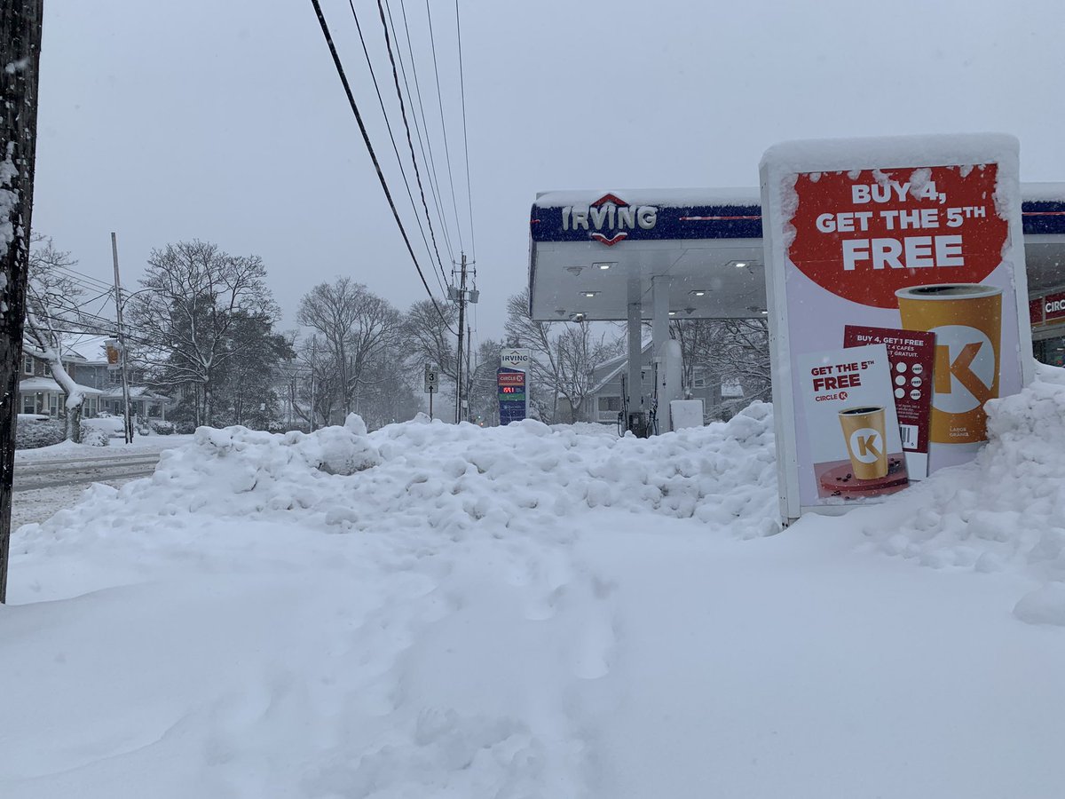martin_bauman's tweet photo. If you’re wondering where #Halifax’s priorities lie re: roads and sidewalks, this was Quinpool Road at around ~10:15am today. https://t.co/mxYvcu1B2N