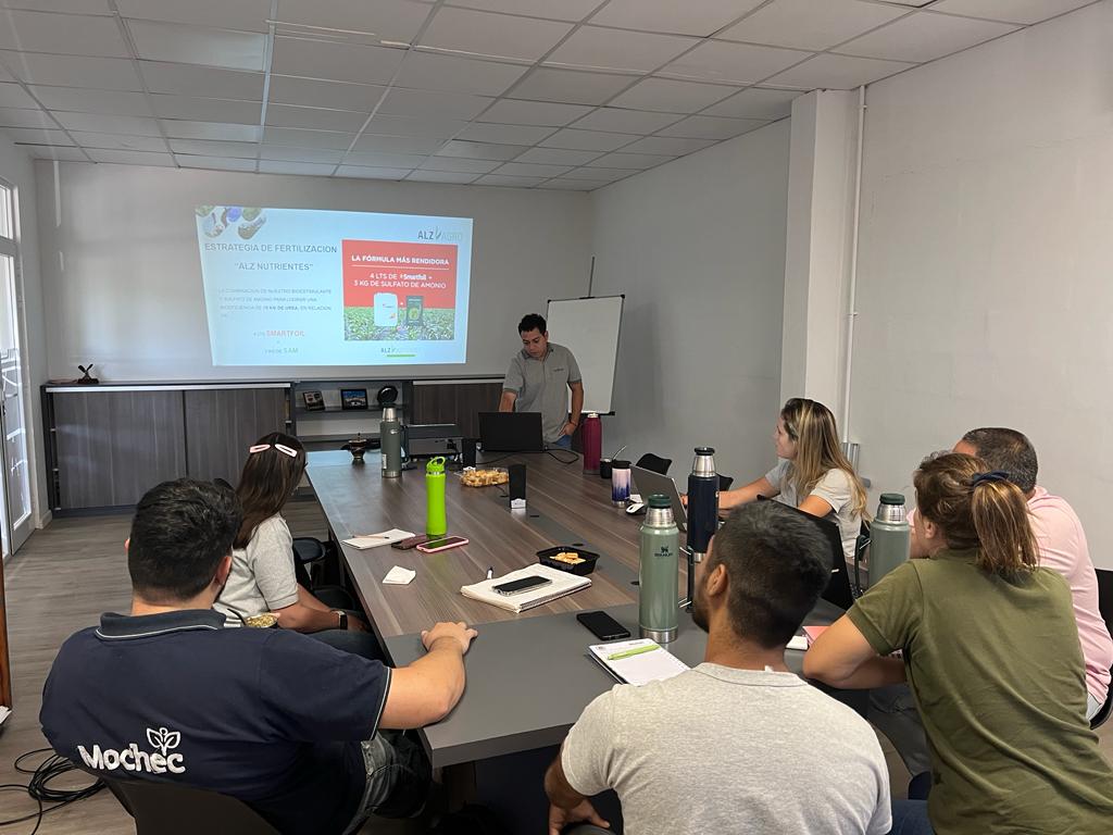 romano_nel's tweet photo. Capacitación a la fuerza comercial! Sumando ideas y experiencias.
#4+3
#Evolutio
#smartfoil
@ALZ_Agro
@lisandroa35
@Santi_Caterina https://t.co/0ugrZljXMp