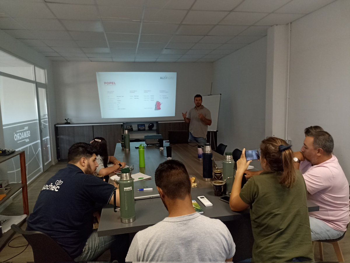 romano_nel's tweet photo. Capacitación a la fuerza comercial! Sumando ideas y experiencias.
#4+3
#Evolutio
#smartfoil
@ALZ_Agro
@lisandroa35
@Santi_Caterina https://t.co/0ugrZljXMp