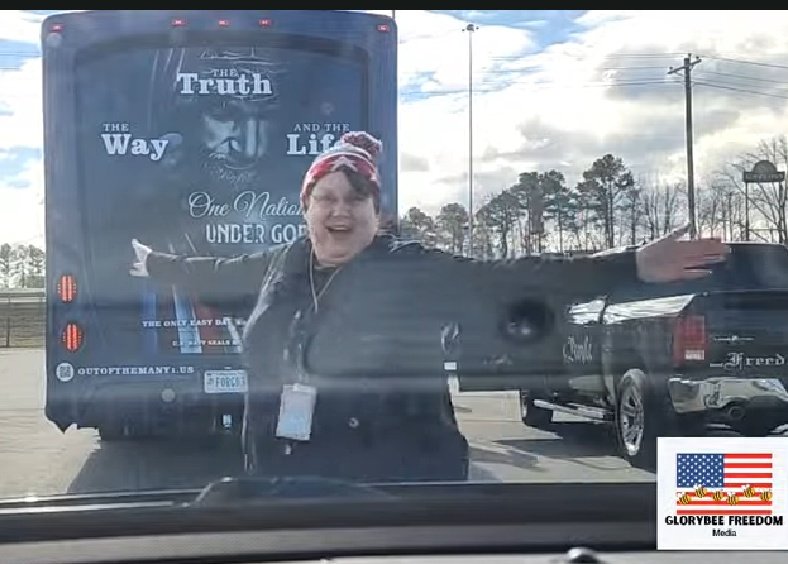 Kim43688549's tweet photo. Despite several vehicles getting tires slashed (according to known liar @OreoExpress) God has got GloryBeef's back 

#BoArderConvoy
#BorderConvoy
#FreaksWithFlags 
#Flagcodeviolation https://t.co/F2Rf8KxOMR