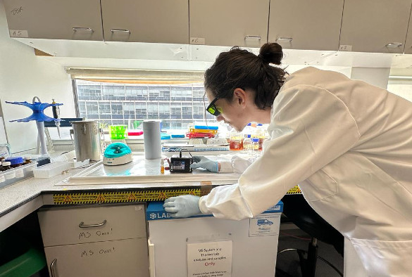 In our latest 'Becoming an Expert' piece, fourth year PhD student Paul Richardson describes harnessing chemical analysis techniques such as Raman spectroscopy to analyse #vaping e-liquids:  news.liverpool.ac.uk/2024/01/29/bec…