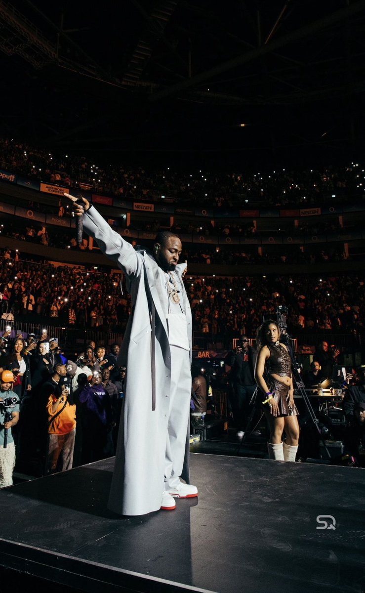 Hawwal29's tweet image. This pictures are iconic 👏 😍 ✨ 
#DavidoO2Arena
@davido 🙌🏿🤯💥⏳🥶