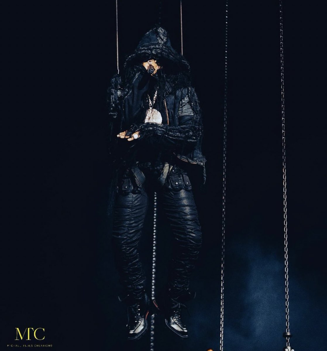 Hawwal29's tweet image. This pictures are iconic 👏 😍 ✨ 
#DavidoO2Arena
@davido 🙌🏿🤯💥⏳🥶