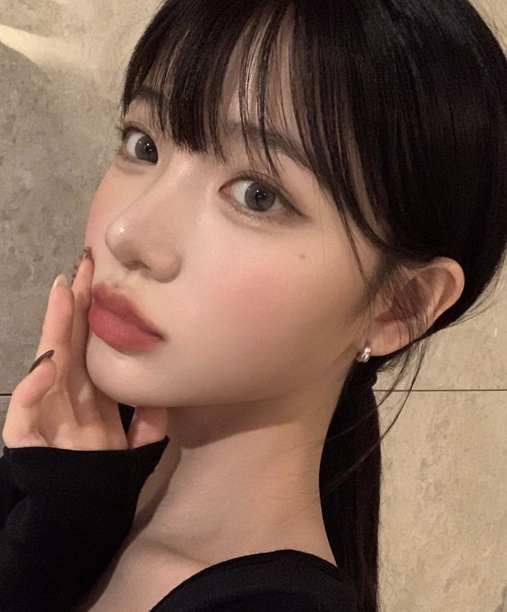 kusobbadance's tweet photo. 中韓のインフルエンサーみたいなお手入れしてるの分かるけど品がある顔になりたかった。日本の整形顔ってカロリー高い。顔面がミニスナックゴールドになりがちなんだ https://t.co/ZJSNxEv37v