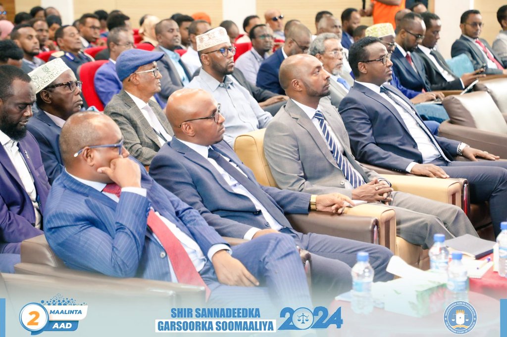 Waxaan dood ku saabsan Denbiyada Maaliyadda iyo baaristooda kala qayb-galay, Xeer-ilaaliyaha guud ee Qaranka, Hantidhowraha guud iyo Khabiir FRC. Dooda waxaa xariirinayey Avv. Maxamad Cabdi Dahir. 
 #𝐌𝐚𝐚𝐦𝐮𝐥𝐖𝐚𝐧𝐚𝐚𝐠𝐠𝐚 #𝐋𝐚𝐝𝐚𝐠𝐚𝐚𝐥𝐚𝐧𝐤𝐚𝐌𝐮𝐬𝐮𝐪𝐦𝐚𝐚𝐬𝐮𝐪𝐚