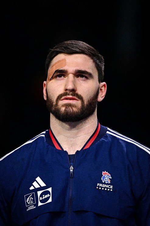 KaderRahimm's tweet photo. Peut on parler de l’Euro de Zinzin de ce Monsieur ? 🥵😱
Un monstre des 2 côtés du terrain !
Infatigable, inépuisable , un vrai guerrier !
Tellement fort défensivement 
▪️9 matchs en 18 jours 
▪️44/50 au tir à 88% 
▪️ Meilleur Pivot de l’Euro 🥇
@LudovicFabregas 🔥🏆 https://t.co/oJbPeryScC