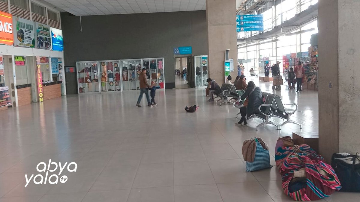 AbyaYalaBolivia's tweet photo. #AbyaYalaTv 
En la terminal metropolitana de #ElAlto solo hay salidas hacia Potosí y Oruro, esto debido a los bloqueos en #Bolivia por los sectores que rechazan la prorroga de los magistrados y piden #EleccionesJudiciales https://t.co/hlf5wf0aOW