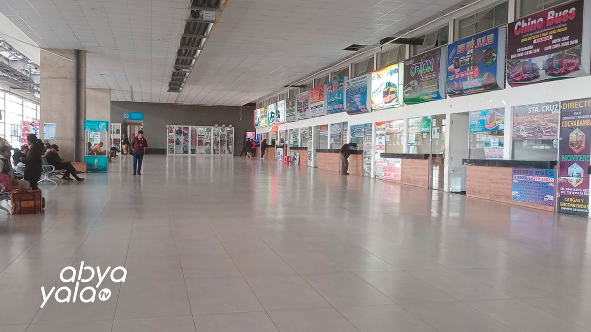 AbyaYalaBolivia's tweet photo. #AbyaYalaTv 
En la terminal metropolitana de #ElAlto solo hay salidas hacia Potosí y Oruro, esto debido a los bloqueos en #Bolivia por los sectores que rechazan la prorroga de los magistrados y piden #EleccionesJudiciales https://t.co/hlf5wf0aOW