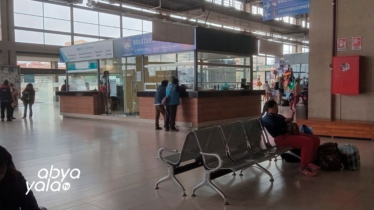 AbyaYalaBolivia's tweet photo. #AbyaYalaTv 
En la terminal metropolitana de #ElAlto solo hay salidas hacia Potosí y Oruro, esto debido a los bloqueos en #Bolivia por los sectores que rechazan la prorroga de los magistrados y piden #EleccionesJudiciales https://t.co/hlf5wf0aOW