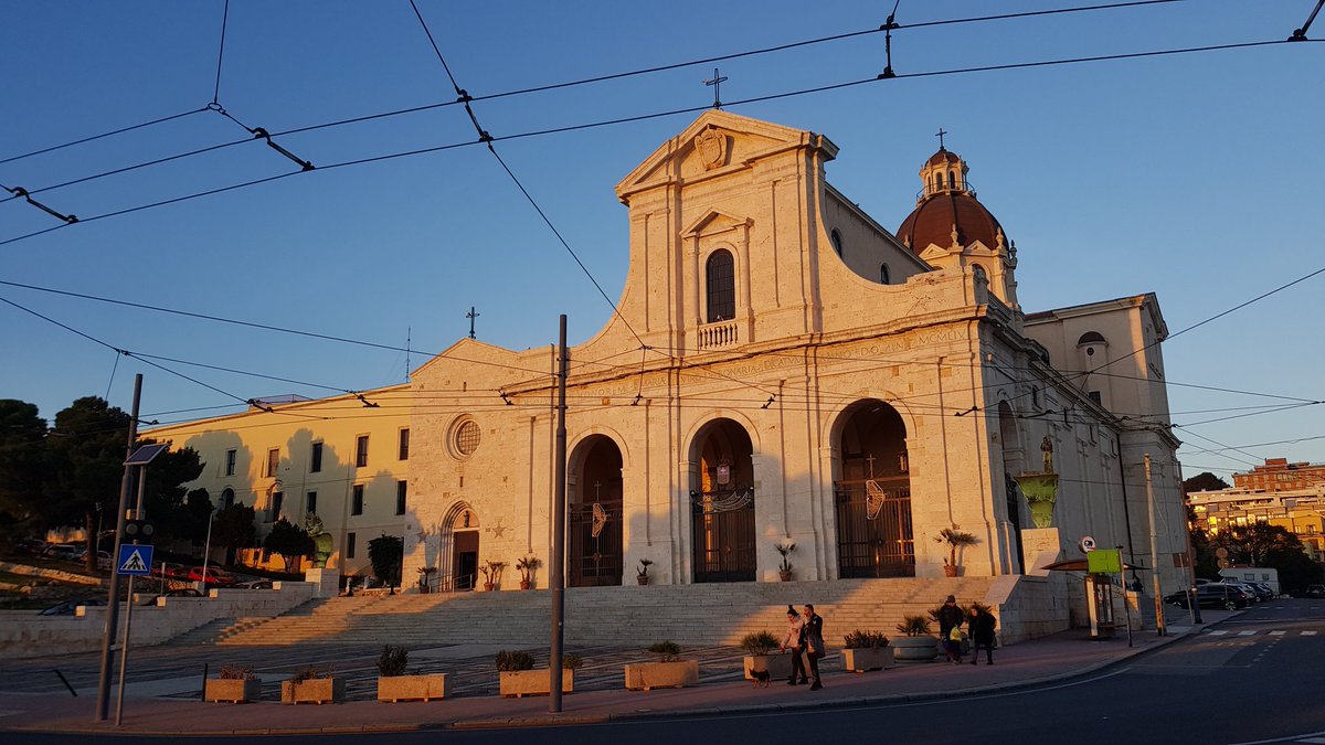 Blue_suede_lad's tweet photo. #tramonto sulla basilica di #bonaria #Cagliari https://t.co/xRdeJzIIh7