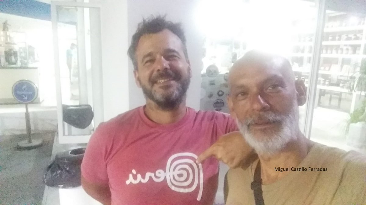 trox2000's tweet photo. Miguel Castillo es peruano, 55 años. Salió de Perú en moto con intención de conocer Ushuaia. Hace 12 días que su esposa e hija no saben nada de él. Su última ubicación conocida es Fiambalá (Argentina). En la foto con una persona que conoció en el camino. @radiomitre ayuda pf https://t.co/unLXK75uyW