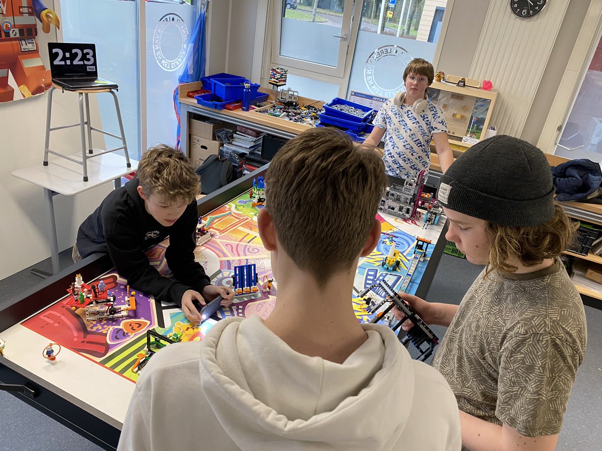Deze dagen zetten we de puntjes op de i. We oefenen de presentatie en robotwedstrijd. Vrijdag gaan we knallen!!! We hebben er zin in. #firstlegoleague #masterpiece