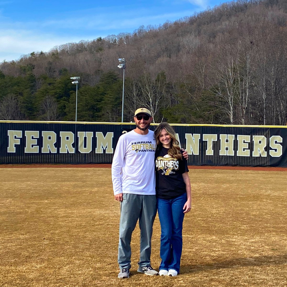 taylor_claassen's tweet photo. 🖤💛
@CarEliteNCorg @carolinaelitejw @softballferrum @Coachjosh8 https://t.co/2lZ7gLD66L
