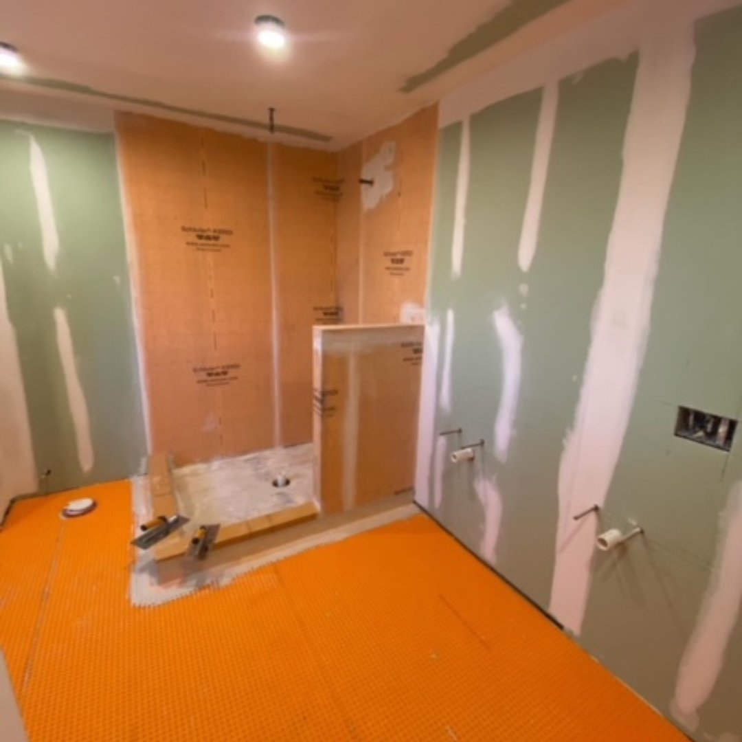 schluterNA's tweet photo. Jersey Renovations kicked the year off on a quality note! Ditra-XL on the floor, all the Orange goodness in the shower, a tileable drain grate, and Quadec tile edge trims to polish everything off.
#showerreno #bathroomremodel #teamorange #tile #tileshower #tilefloor #schluter https://t.co/CzXNAs2hgk