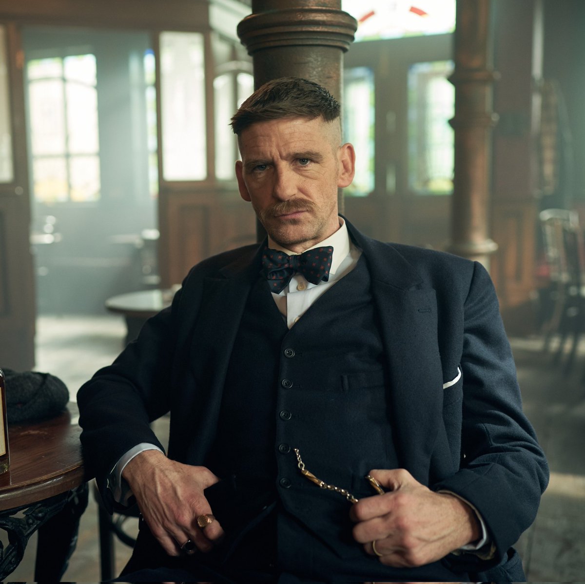 Paul Anderson a été condamné à une amende pour la possession de plusieurs drogues.

Pour le défendre, son avocat aurait déclaré au tribunal que l'acteur "ferait de son mieux pour plaire aux fans de la série Peaky Blinders en se glissant au maximum dans la peau du personnage."