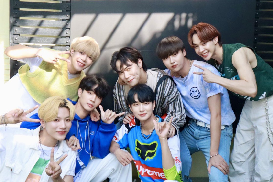 The7_official's tweet photo. THE7 1st Anniversary [2901]

It was a lovely year with you, SKY! We are so lucky to have fans like you. Every moment with you is just like magic. 🪄🎩 This is just our first year, promising to be filled with wonderful memories afterward. 💕

“Lucky to have you, SKY☁️“

#THE7 #THE7_th
#THE71stAnniversary
#2901