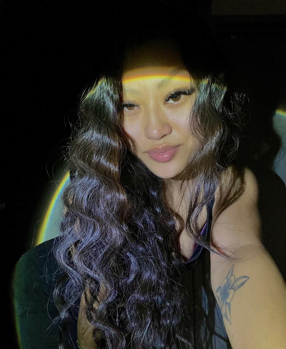 simplysamone__'s tweet image. All eyes on @veecibaby as she shows off her #SIMPLYSÁMONE lipgloss 💎🩵. We love a Client Cam 😍 , don’t be afraid to tag us in your beautiful selfies 🫶🏽🩵.