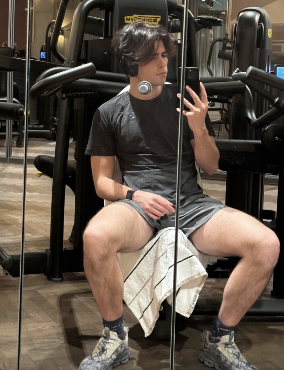 noahfatass's tweet photo. I want to spread Benji's thick juicy thighs and eat him out for hours on end until he's a crying, whimpering mess. He would be begging to get fucked,  humping the air out of sheer desperation. I bet it barely takes anything to reduce him to a needy bitch. https://t.co/NE57aSba4n