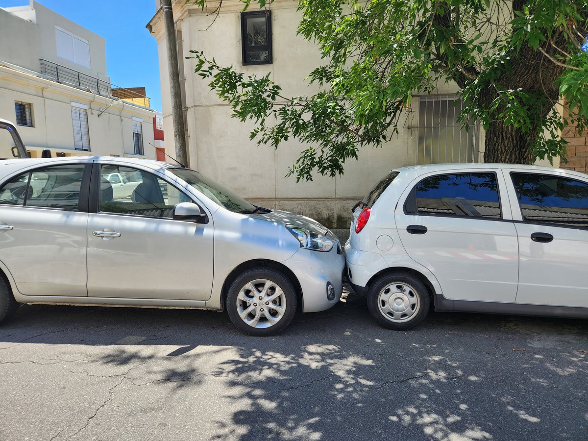LauraPradere's tweet photo. Propietario/a de este vehículo, injustificado tocar mi auto y estacionar de esta forma. Huiste como un cobrade y zafaste porque hay un solo vehículo de la @imtransito disponible en pleno enero. Imposible cuidar un auto con personas irresponsables volante. https://t.co/NQeqT9zqxK