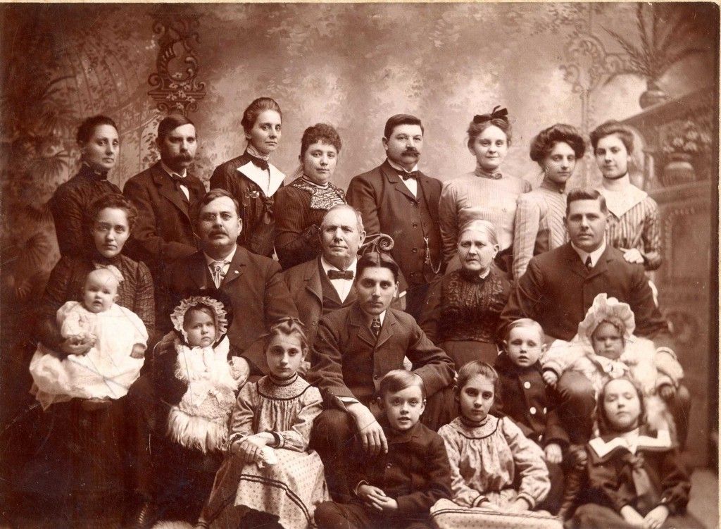 BatecsClassics's tweet photo. La #família pot ser una autèntica #esclavitud. Així ho indica l’#etimologia del terme. Deriva del #llatí #famulus (‘esclau’). ‘Famuli’ (en plural) era el conjunt d’esclaus d’una casa 👇👇 https://t.co/a5Kk5gQIiy