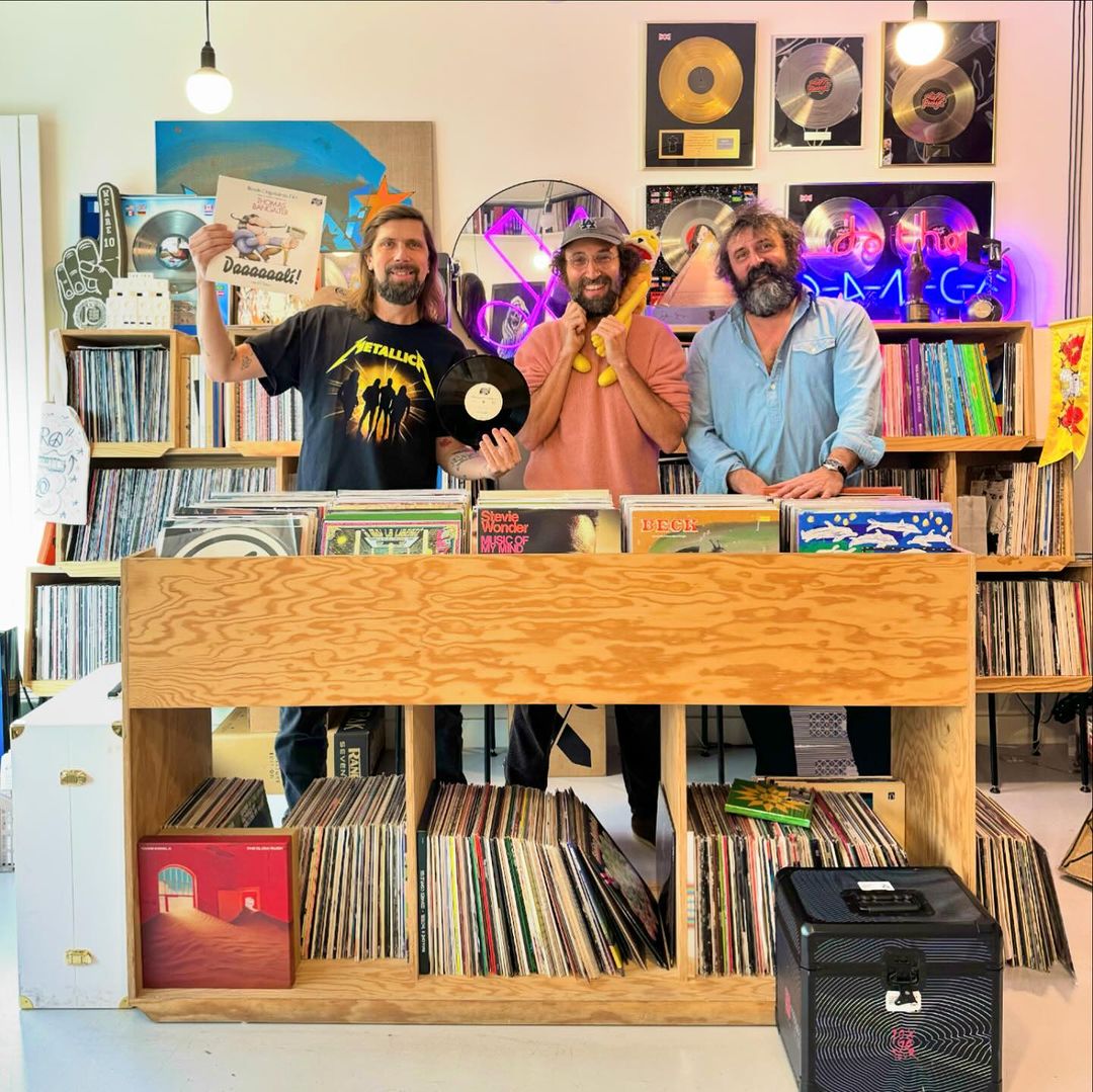 Busy P x Thomas Bangalter x Mr. Oizo 🥰

Les trois compères se sont retrouvés à l'occasion de la sortie prochaine de la bande originale de Thomas Bangalter du film 'DAAAAAALÍ', le dernier film de Quentin Durieux aka <a href="/oizo3000/">Mr. OIZO</a>. Le BO sortira évidemment sur <a href="/edbangerrecords/">ED BANGER RECORDS</a> 🙌