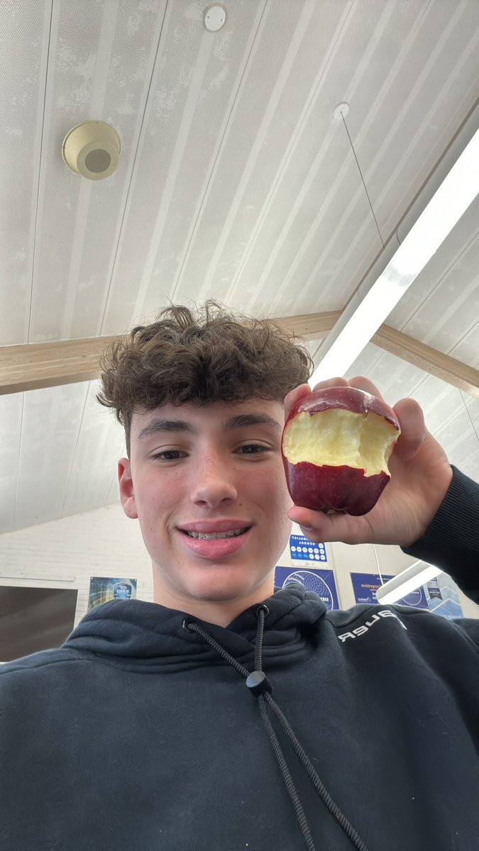 Mschoenberg4's tweet photo. this is the best red delicious apple i’ve ever had and it’s only a monday #cantwaitforthetuesdayapple #octothorp https://t.co/P6OhbnZiDR