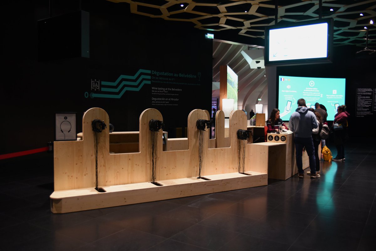 #Réouverture : après une semaine de fermeture au public, la Cité du Vin a rouvert aujourd’hui !
Pour cela, l'Exposition Permanente s’est doté d’un nouveau meuble éco-conçu et designé juste à côté de la Cité du Vin ! 
Merci à Xavier Roy Design studio, la fabrique Pola et Zebra 3