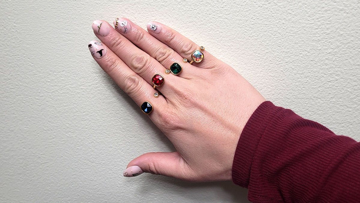 A little Harry Potter mani monday inspo for you babes💅🏻

#blueboxboutiqueinc #harrypotter #yerawizardharry #manimonday #maniinspo #rings #ringshop #adjustablerings #jewelryboutique #afterpayavailable #shopsmallbusiness