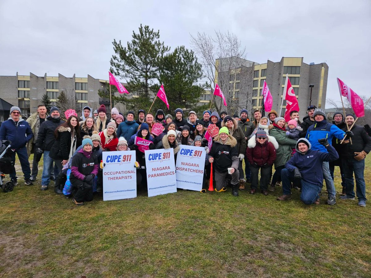 Fantastic turnout for CUPE911's second demonstration! 📢

Niagara Paramedics, Dispatchers and Occupational Therapists came together to show support for our local bargaining team while collecting donations for StartMeUpNiagara and their Mobile Closet! 

 #ResourcesRetentionRespect