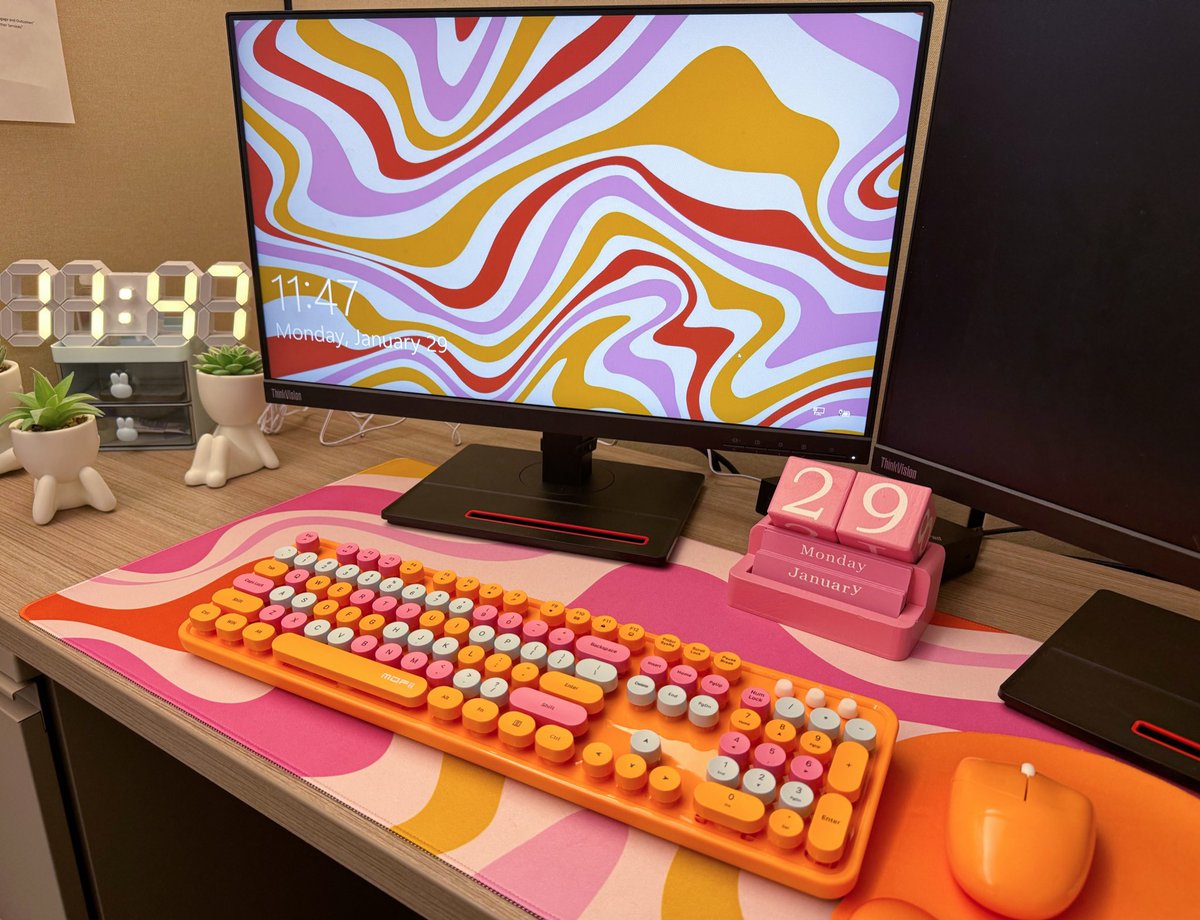diabolicalpree's tweet photo. My desk setup is so cute 🧡 https://t.co/AcU88fVJwJ