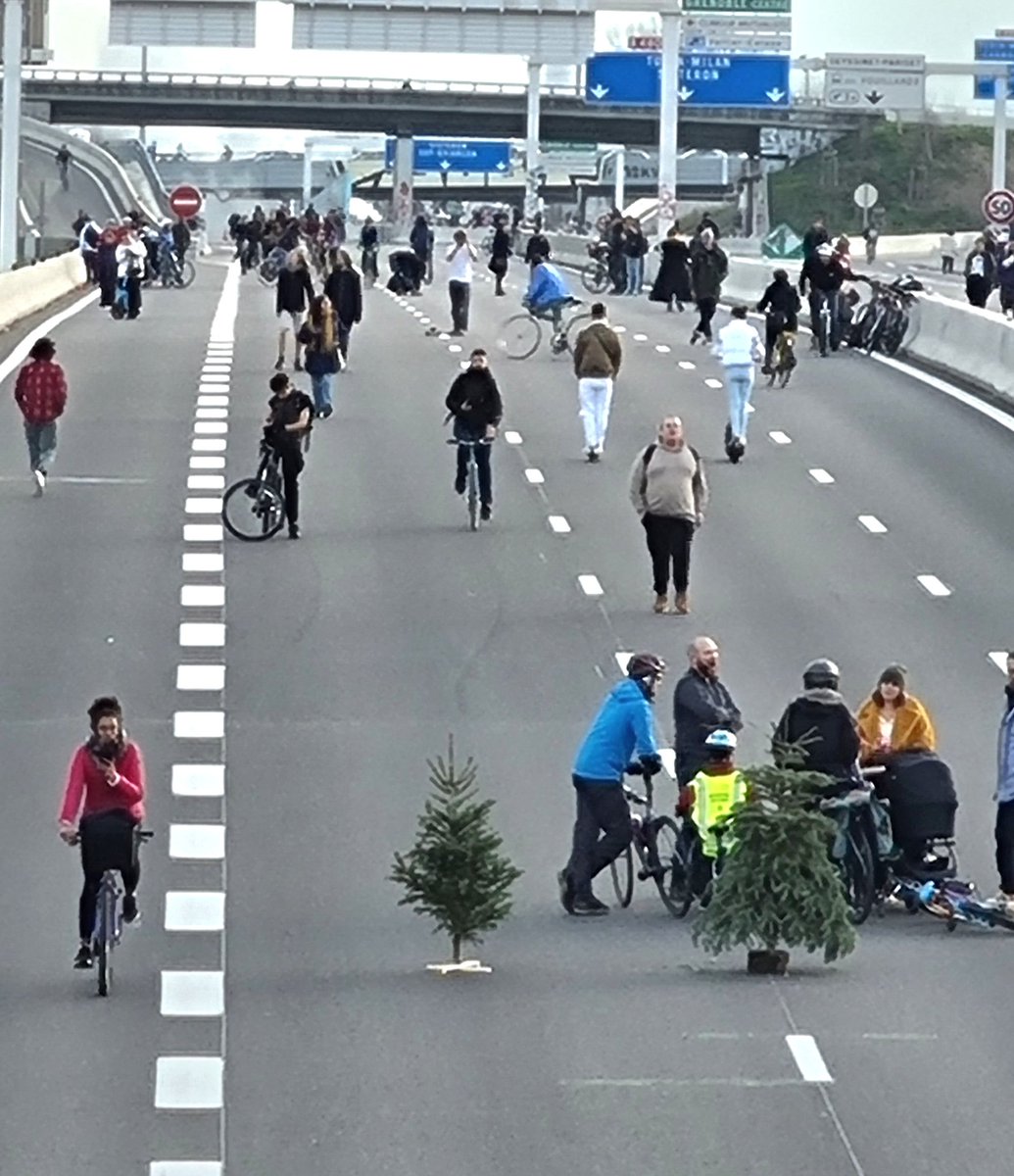 PCFFontaineRG's tweet photo. Une autoroute transformée en terrain de jeux? Magnifique symbole oui 🤩
Un grand OUI à une #écologiesociale, qui prend en compte nos problèmes et ne sanctionne pas celles et ceux qui rencontrent déjà des difficultés.
https://t.co/mMDV7QdAYd
#empreinte2050 #PCF #environment https://t.co/u3MYR9YZb9