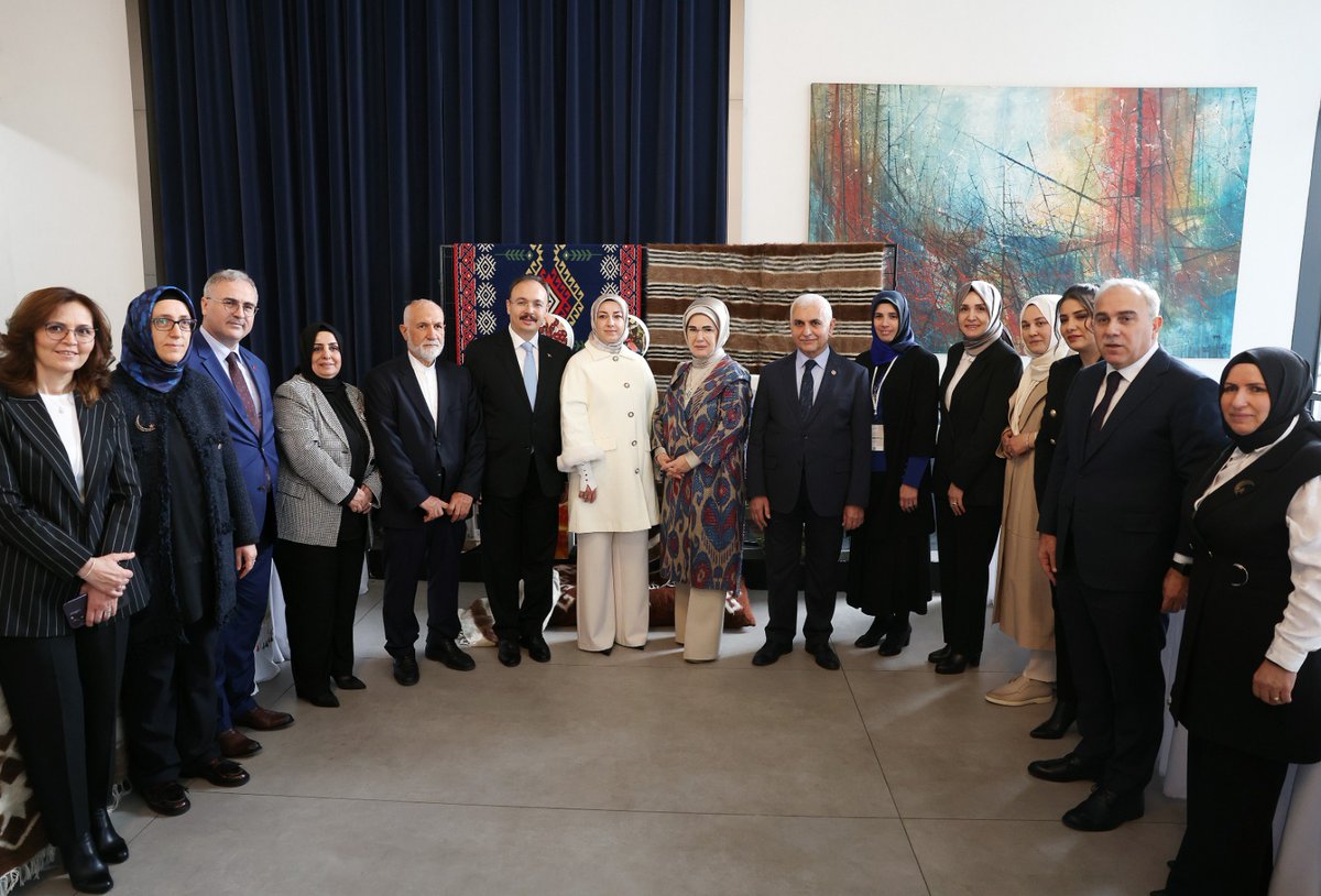 cengizhanbasara's tweet photo. Siirtliler  Vakfı tarafından organize edilen,İst.Fatih/ Siirtliler Buluşmasına katılımlarıyla onurlandıran Saygıdeğer Hanımefendi Emine Erdoğan'a Her zaman Siirt ve Siirtlilerin yanında oldukları için şükranlarımızı arz ederiz.

#DurmakYokHizmeteDevam 
#DurmakYokYolaDevam
#Siirt https://t.co/4qXpEXrS16