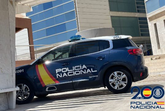 ondaceromelilla's tweet photo. La @policia de #Melilla ha detenido a la responsable de una asesoría como presunta autora de los delitos de falsedad documental y contra los derechos de los ciudadanos extranjeros. https://t.co/Nyk3kYEIy5 https://t.co/JZQv0gbkHr