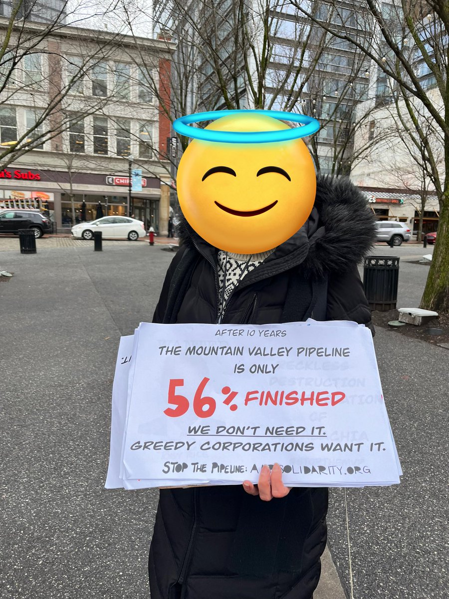 PeopleOverPetro's tweet image. HAPPENING NOW: residents from Pennsylvania, and Ohio have gathered in Pittsburgh in solidarity with @stopthemvp❗️
The group is calling on @PNCBank to STOP funding this dangerous, polluting pipeline. 
#DoomToThePipeline #BlockEveryPath