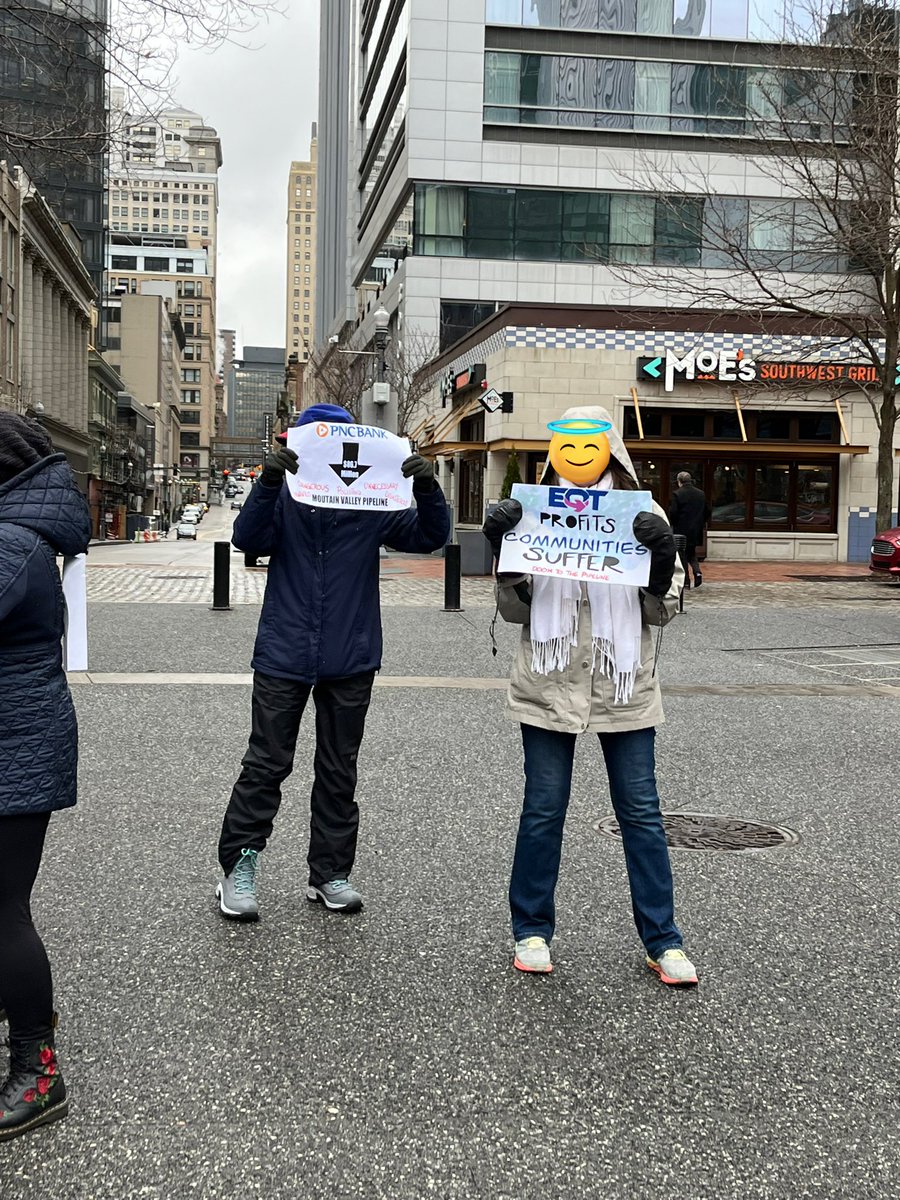 PeopleOverPetro's tweet image. HAPPENING NOW: residents from Pennsylvania, and Ohio have gathered in Pittsburgh in solidarity with @stopthemvp❗️
The group is calling on @PNCBank to STOP funding this dangerous, polluting pipeline. 
#DoomToThePipeline #BlockEveryPath