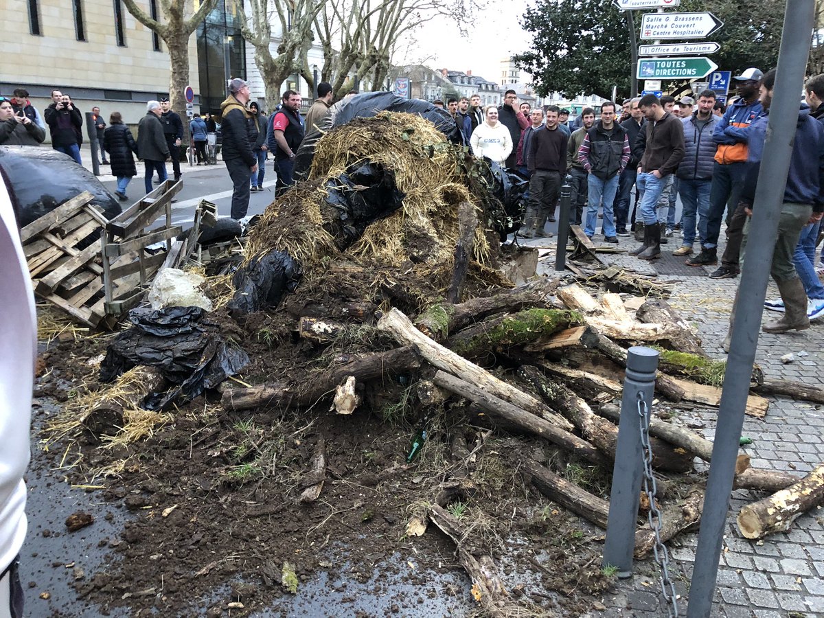 Heliocknan's tweet photo. @TF1 @franceinfo @LCI @BFMTV les  blocages commencent et ciblent certains commerçants ne voulant pas montrer l’origine de la viande. @GabrielAttal @MFesneau 
#AgriculteursEnColere #paysan #FNSA https://t.co/IU6NIxveFU