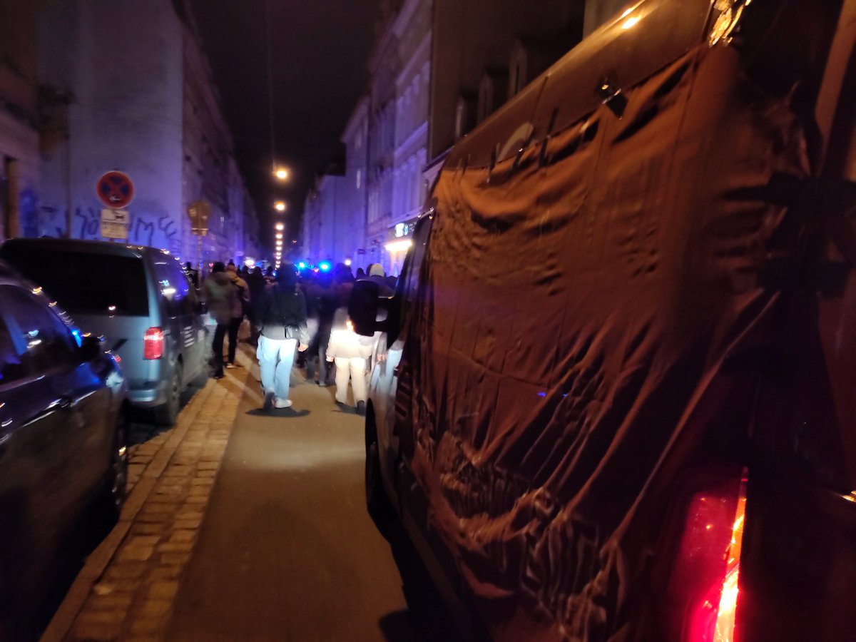 CrazyCatSire's tweet photo. Auf geht's Pegida und den anderen Rechten zeigen was wir von ihnen halten.
#nazisraus
#fckpegida
#FCKNZS
#fckafd
#fuckafd
#dd2901 https://t.co/qpuPpcAedx