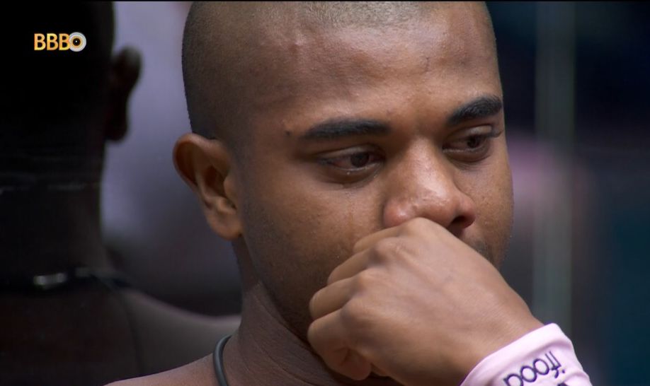 tracklist's tweet photo. Davi ficou emocionado após ganhar a bolsa de estudos durante a dinâmica. 

O brother sonha em fazer faculdade de Medicina. #BBB24 https://t.co/Fjfr5dGWTc