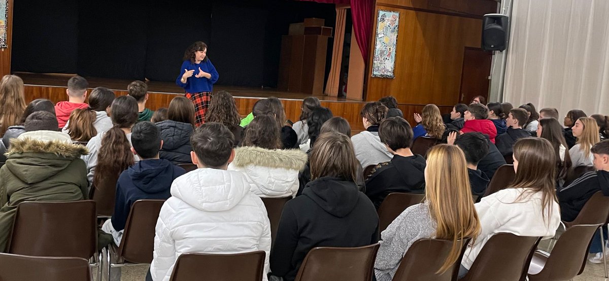 Llegir “Juno” a 3r d’ESO ha estat una experiència magnífica que ens ha permès reflexionar, empatitzar, debatre… rebre avui la @LaiaAguilar26 ha estat fantàstic: ha compartit amb nosaltres el seu talent d’escriptora i la passió per la literatura. Gràcies! <a href="/llibresjoves/">Estrella Polar Editorial</a> #somjm