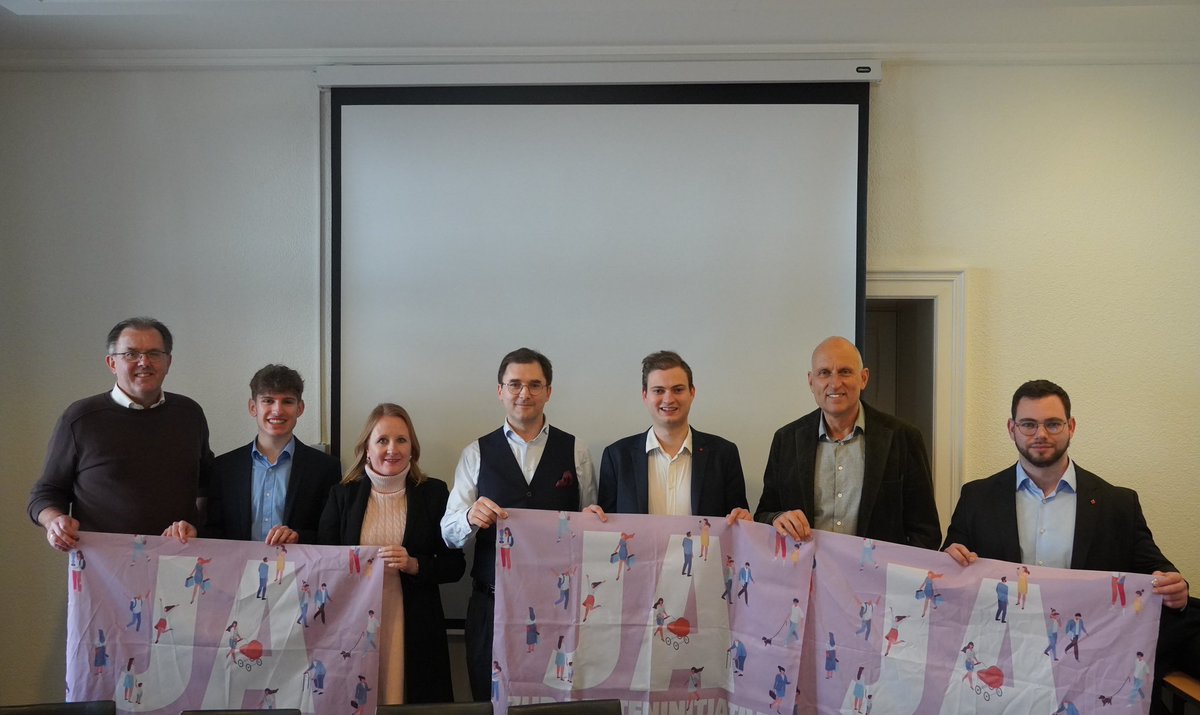 Die demographische Entwicklung mit erhöhter Lebenserwartung und sinkender Geburtenrate erfordert eine Anpassung. Jahre nach der AHV-Einführung plädieren wir für eine schrittweise Rentenaltererhöhung und eine Anbindung an die Lebenserwartung, um die AHV finanziell zu stabilisieren