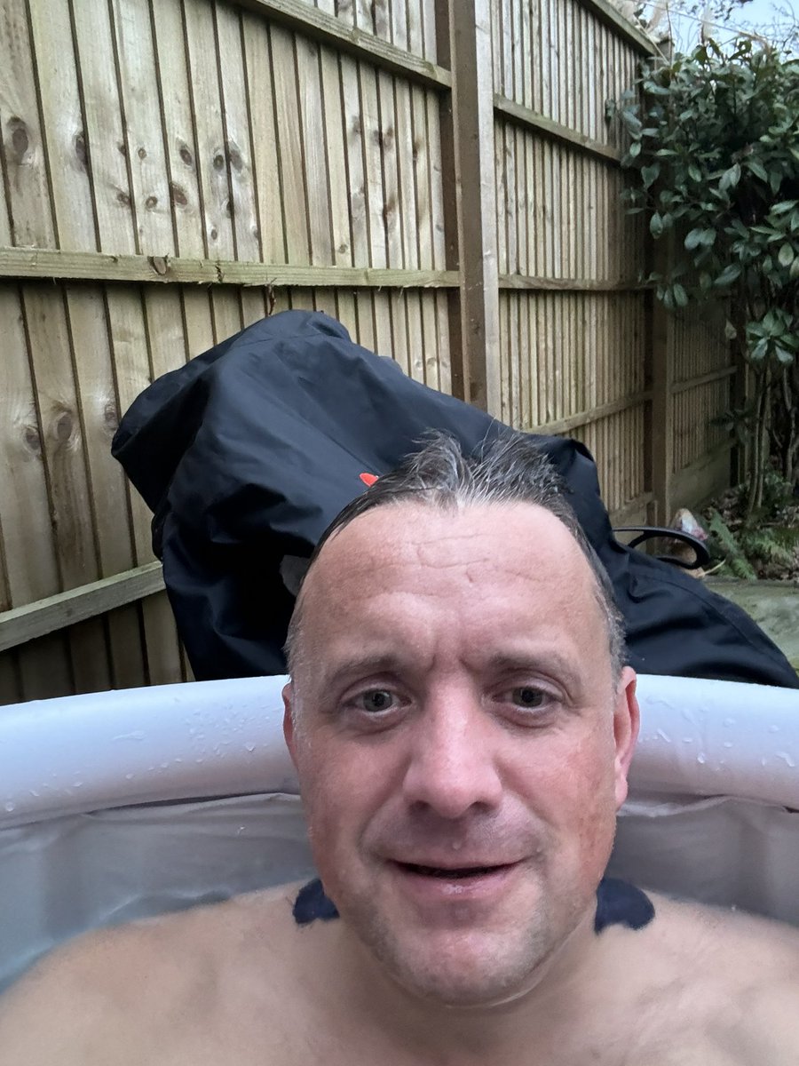 sivier_scott's tweet photo. Came home from #work with a bit of a headache 🤕 4-5 minutes of some #coldwatertherapy 🧊 and feeling a lot better. #Sundfoerr ♨️ #changingrobe #strengthtotalk 🤜🏻🤛🏻❤️#wellbeing #mentalhealthmatters #mentalhealthatwork https://t.co/FBsfTDMEmG