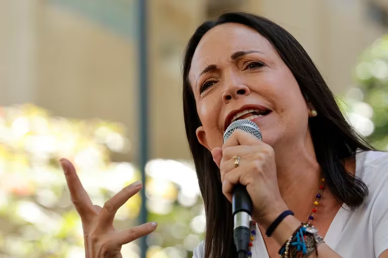 federicoalves's tweet photo. 🇻🇪María Corina Machado habló tras la inhabilitación del régimen chavista en Venezuela: “Maduro no va a elegir el candidato porque la gente ya eligió”
La líder opositora fijó su postura ante la medida del Tribunal Supremo que busca impedirle postularse a presidente y generó una ola de repudio dentro y fuera del país caribeño. El gobierno aún no ha fijado fecha para los comicios.- Infobae 

La líder opositora venezolana María Corina Machado aseguró que participará en las elecciones presidenciales de Venezuela pese a la decisión del Tribunal Supremo de Justicia (TSJ) de ratificar la inhabilitación política que le impide competir en comicios hasta el año 2036.

“Yo recibí un mandato del pueblo y lo haremos cumplir”, dijo Machado durante un acto frente sus partidarios en Caracas. “Nicolás Maduro no va a escoger el candidato de la gente porque la gente ya escogió quién es su candidato”.

Machado aseguró que el dictador chavista busca “impedir” su candidatura ante el temor de una derrota y exigió “que se le pongan la fecha ya a las elecciones”.

“Si ellos creen que declararon mi inhabilitación pues que lo sepan bien: declararon el fin de esta tiranía porque la gente está clara y no se va a dejar arrebatar”, dijo Machado durante un acto frente sus partidarios en Caracas. “Los venezolanos votaron por mí porque nosotros vamos a derrotar a Nicolás Maduro y ellos lo saben”.

Machado acusó al régimen chavista de “haber inclumplido los compromisos asumidos” y “burlarse” del acuerdo sellado con la oposición en Barbados para la celebración de elecciones libres y transparentes.

La líder de Vente Venezuela calificó su inhabilitación de “grotesca”, una medida que “arrastra a todos los magistrados”.

Refiriéndose a sus próximos pasos, Machado prometió una “lucha hasta el final” con la dictadura chavista y aseguró que la oposición es “invencible”.

“La gente decidió que esto va hasta el final porque es una lucha espiritual”, explicó. “Es una lucha por el bien y el bien siempre triunfa sobre el mal”.

“Estamos debatiendo las ideas. Estamos aterrizando las propuestas”, dijo. “Por eso somos invencibles. Asumí este camino porque yo amo a Venezuela y solo concibo mi vida en Venezuela”.

Machado también prometió que, al llegar a la presidencia, la oposición va a asegurarse de que “la transformación llegue de inmediato: todos vamos a ser iguales ante la ley”, dijo.

“A ellos les mueve el resentimiento. La avaricia y el odio”, dijo, en referencia al gobierno venezolano. “A nosotros nos mueve la compasión. La justicia y el amor. El amor por nuestros hijos y nuestra familia. El amor por esta tierra bendita que se llama Venezuela”.

“Nosotros sabemos lo que estamos enfrentando y sabemos lo que van a hacer. A ellos los único que les queda es recurrir a la represión. Nosotros tenemos nuestras jugadas muy bien pensadas para superar una a una las trabas que pongan por delante”, agregó, antes de subrayar que “esta lucha es para liberar a todos los presos políticos”.

Rechazo a la inhabilitación
Voces dentro y fuera del país se manifestaron en contra de la inhabilitación de Machado, quien en octubre del año pasado ganó las primarias opositoras con el 92,35 % de los votos.

La oposición agrupada en la Plataforma Unitaria Democrática (PUD) pidió este sábado que sea revertida la sentencia que impide a Machado participar en las presidenciales, previstas para el segundo semestre de este año, por considerar que constituye una “violación del debido proceso y del derecho a la defensa”.

Además, los Gobiernos de Uruguay, Argentina, Ecuador y Paraguay, así como la Organización de Estados Americanos (OEA), la Unión Europea (UE) y la Iniciativa Democrática de España y las Américas (IDEA), han rechazado la medida y abogado por elecciones “transparentes”.

Otro en pronunciarse fue el Gobierno de Estados Unidos, que manifestó que se encuentra revisando su política de sanciones a Venezuela, tras la “profundamente preocupante” decisión del Supremo.

El TSJ aclaró que la medida contra Machado, que se conoció en junio de 2023, empezó a contar en septiembre de 2021, luego de una investigación que comenzó en 2014 y cuyo dictamen fue hecho público este viernes.

La ex diputada ya había sido sancionada en 2015 por un período de un año, que venció en 2016, por lo que, según la información oficial, estuvo habilitada durante cinco años, hasta que, en 2021, recibió una nueva sanción.

Por su parte, Machado niega haber sido notificada de esta decisión, dictada por la Contraloría General de la República (CGR).

La oposición remarcó que, pese a la inhabilitación, Machado será la candidata que enfrentará al régimen chavista en los comicios de este año, tal como se dispuso cuando fue electa en las primarias.